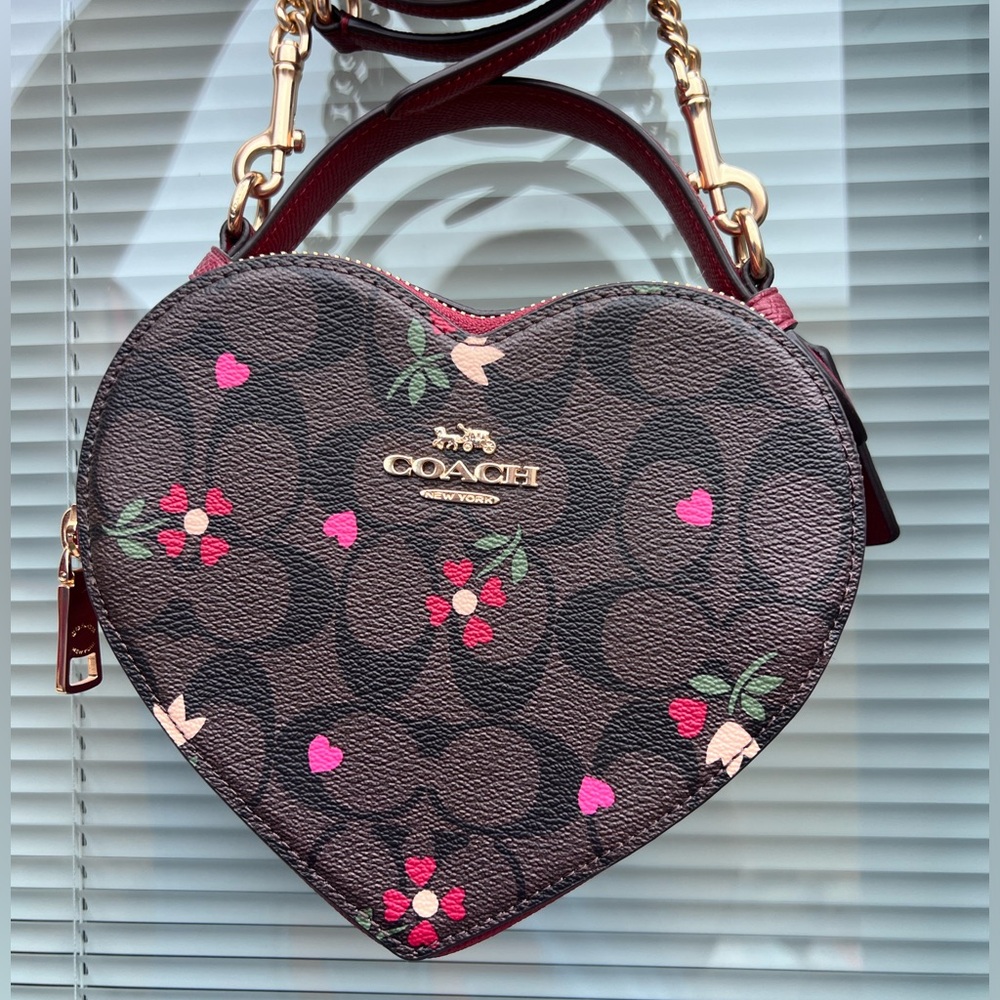❤️ COACH HRT SHAPE CROSSBODY ❤️